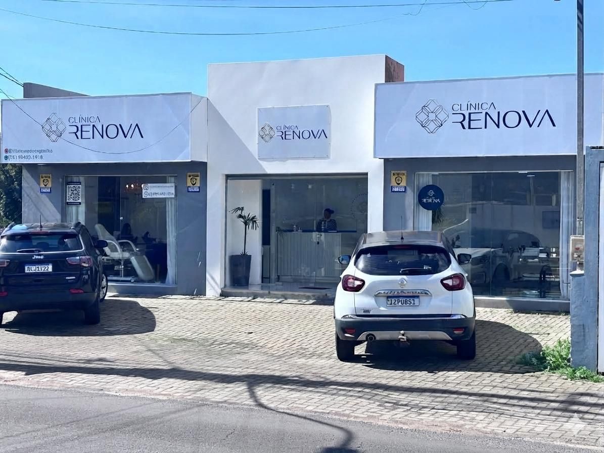Fachada da Clínica Renova com estacionamento